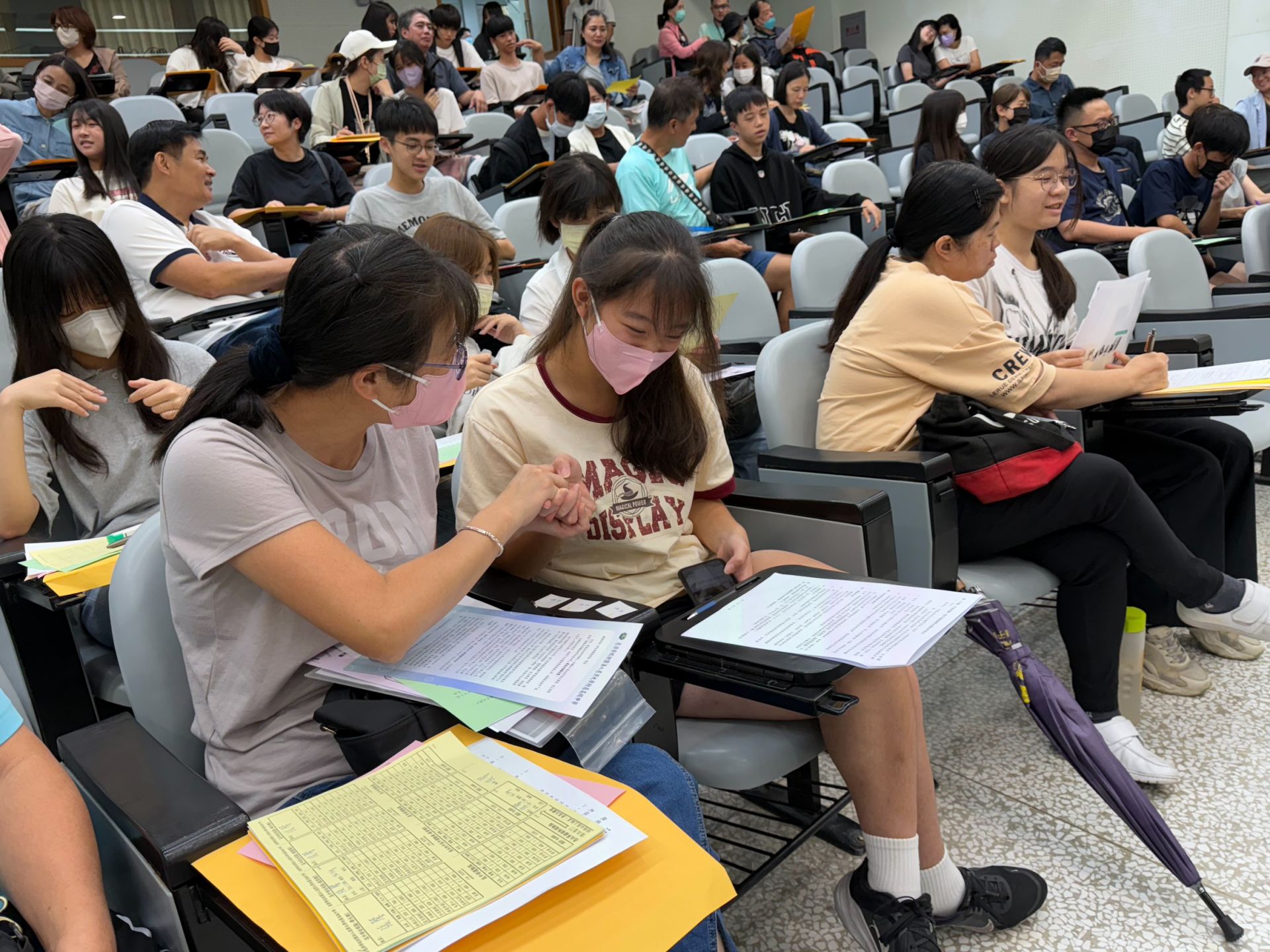 演藝廳中家長孩子之間溫馨的互動