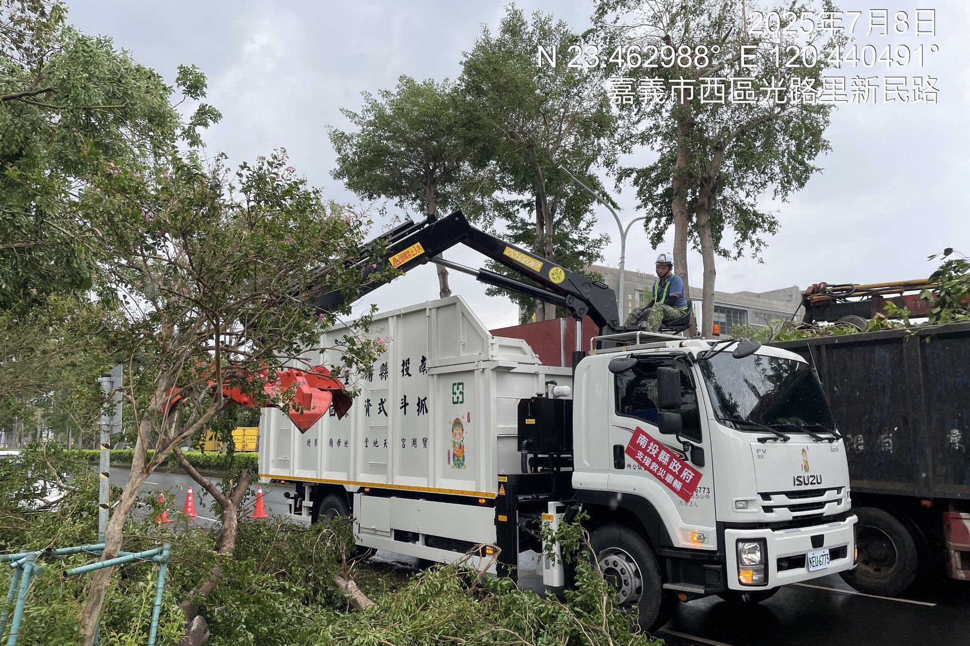 南投縣環保局支援嘉義市清理路樹