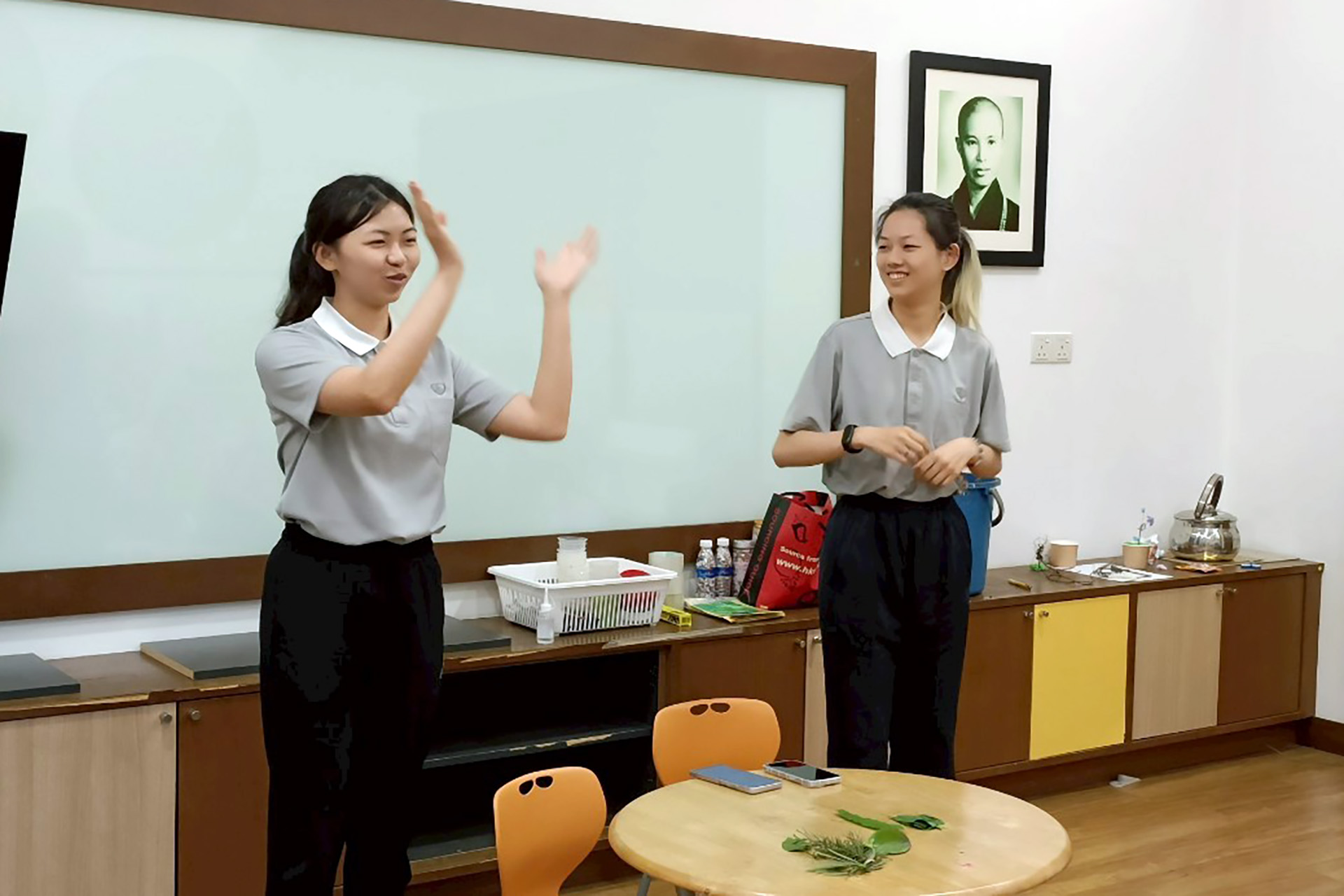 隊員們在為了入班的教案進行試教