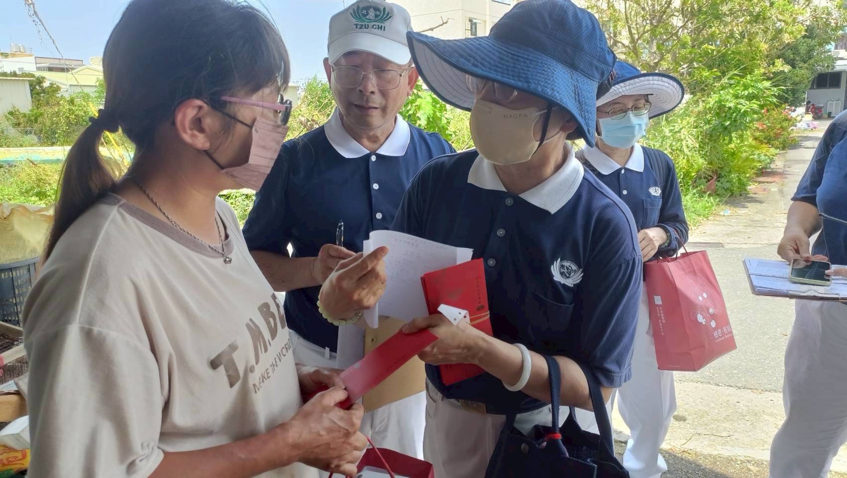慈濟號召各縣市志工投入嘉南地區災後重建與關懷工作，7月12日前往台南七股區進行安心家訪。(圖為慈濟基金會提供)