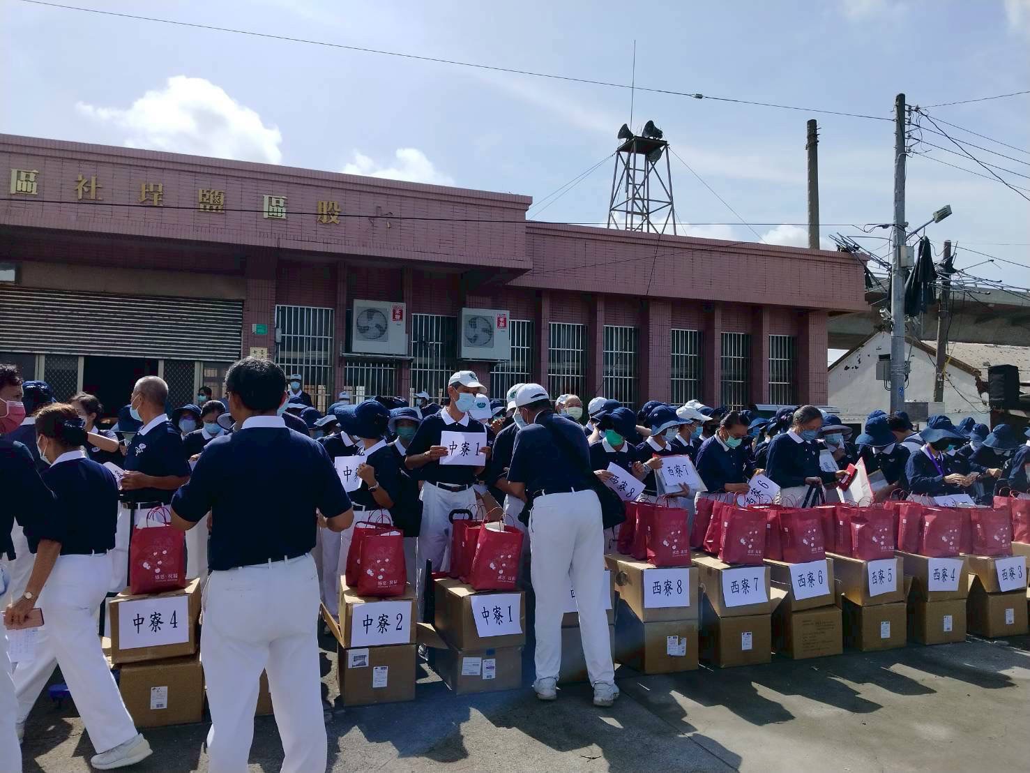 慈濟號召各縣市志工投入嘉南地區災後重建與關懷工作，7月12日前往台南七股區進行安心家訪。(圖為慈濟基金會提供)