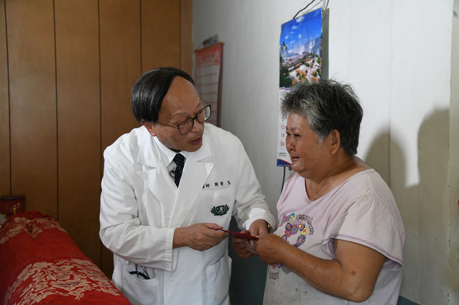 賴寧生院長關心受災民眾狀況，並送上慰問金，協助災後復建。