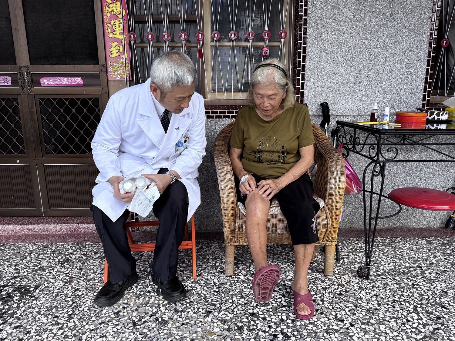 圖說：陳金城副院長則深入竹崎鄉山區，訪視84歲朱阿嬤，提供健康關懷。