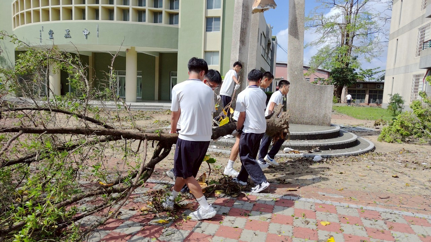 台南慈濟中學學生協助清理水上國小校園。