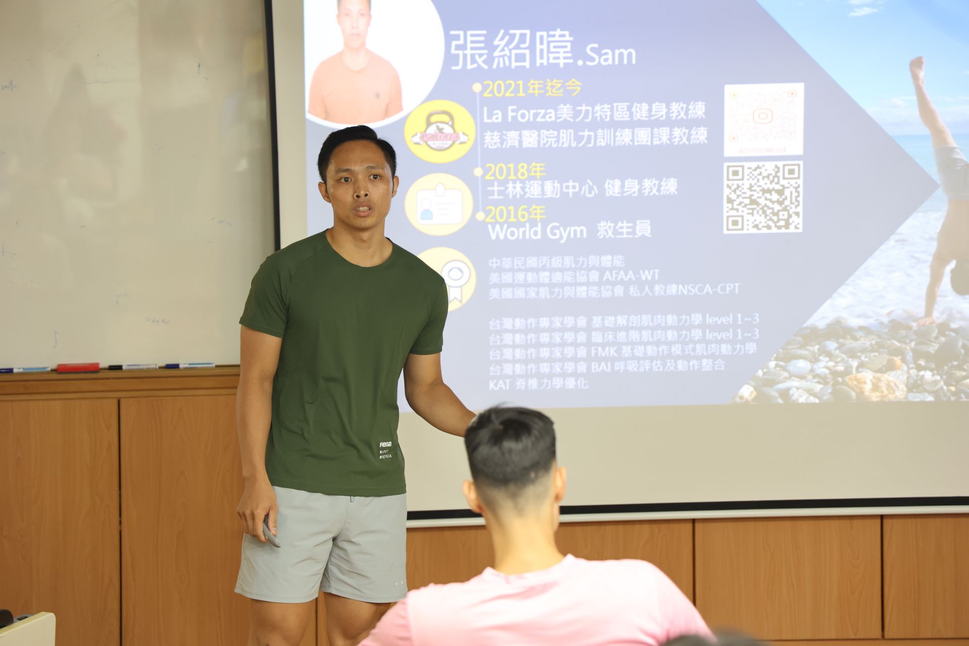 美力特區張紹暐教練進行專題分享，透過實際影片案例，介紹慢性病患者、長者族群及無運動經驗者等訓練模式