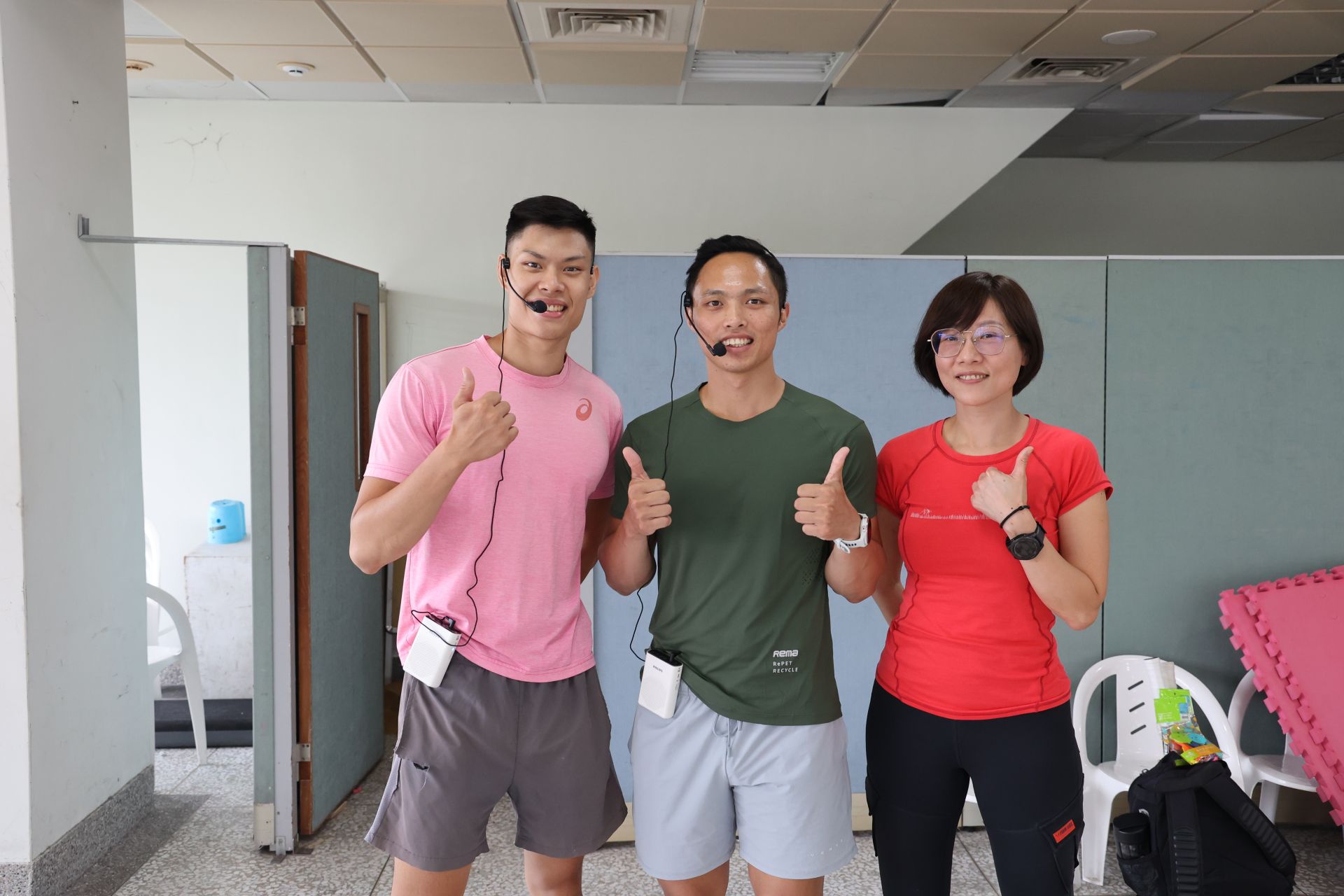 學員分組進行實作，由張紹暐教練(中)與張家維教練(左)分別帶領，示範並指導可應用於慢性病與長者照護的運動處方模組。右為助教許美玉護理師。