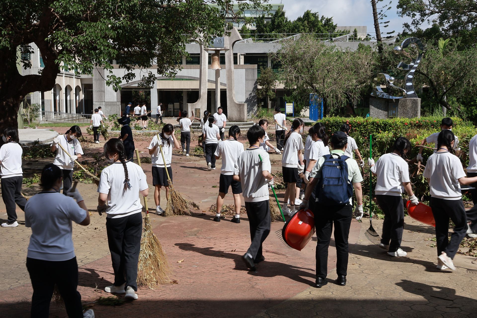 前往嘉義水上國小，與醫護同仁一起清掃丹娜絲風災後的校園環境。