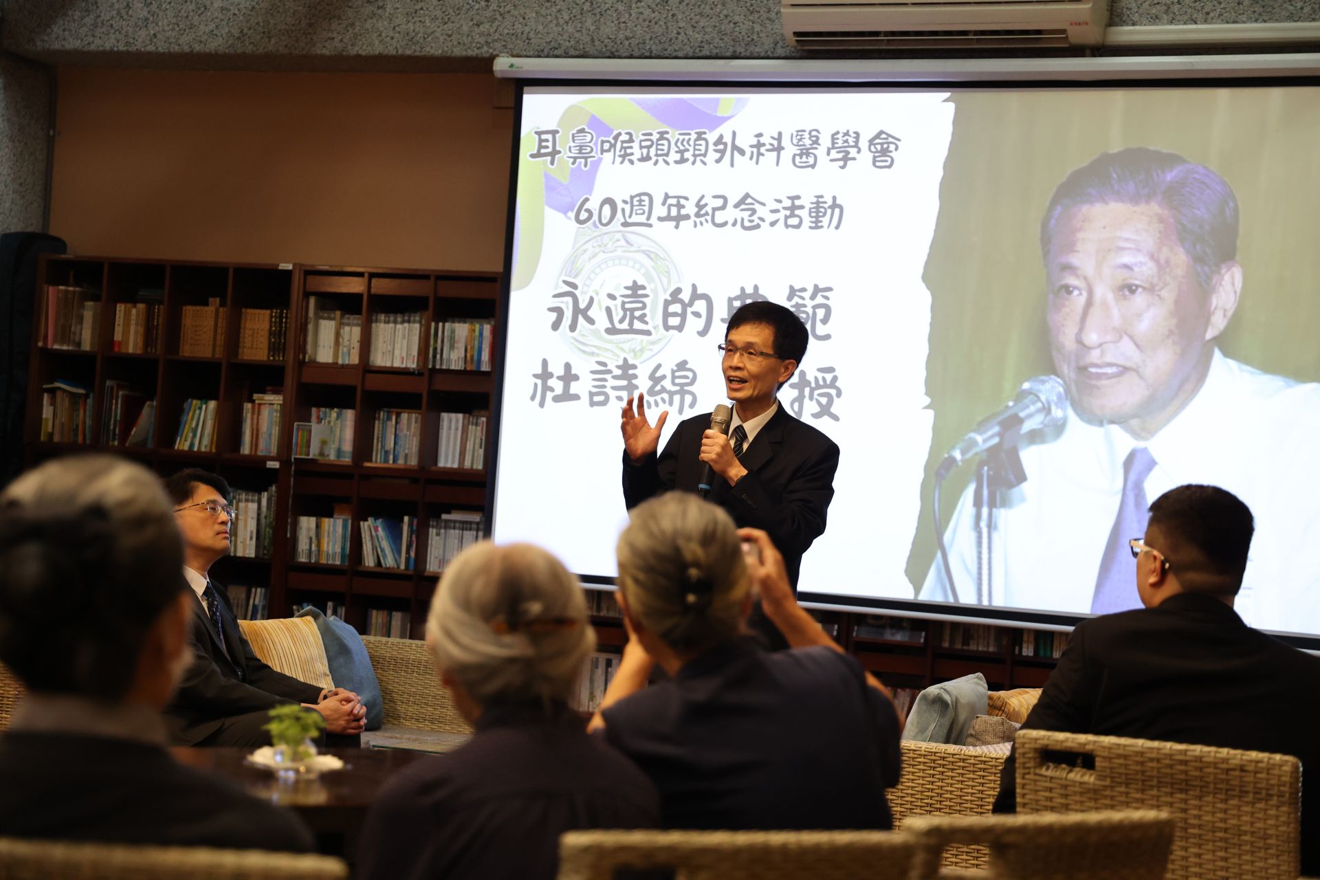 花蓮慈院陳培榕副院長主持紀念大會，他是杜詩綿院長的學生，也常駐東部超過３０年，承繼為花東地區栽培更多人才與醫學研究的重任。