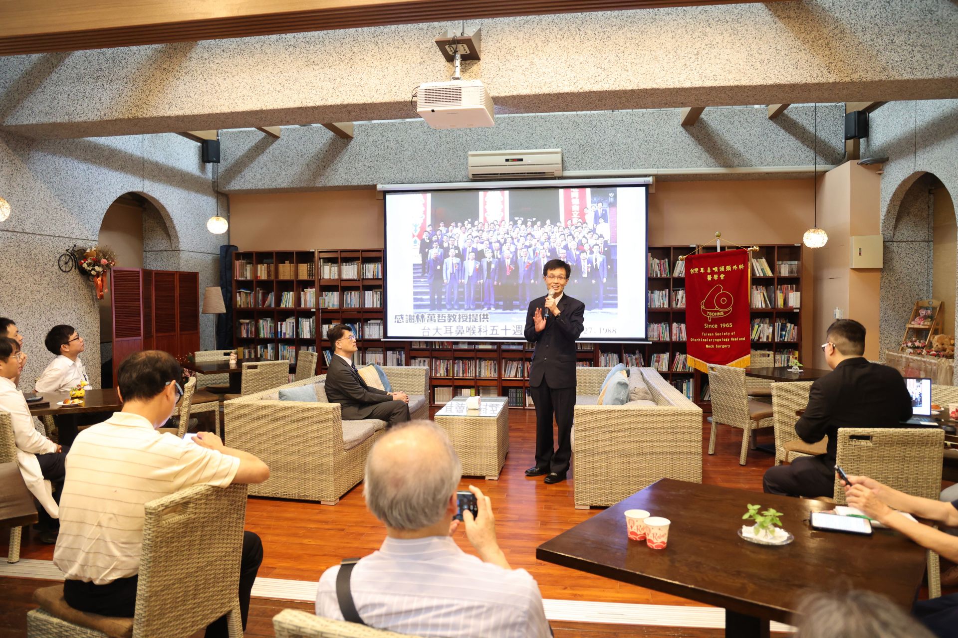 花蓮慈院陳培榕副院長主持紀念大會，他是杜詩綿院長的學生，也常駐東部超過３０年，承繼為花東地區栽培更多人才與醫學研究的重任。