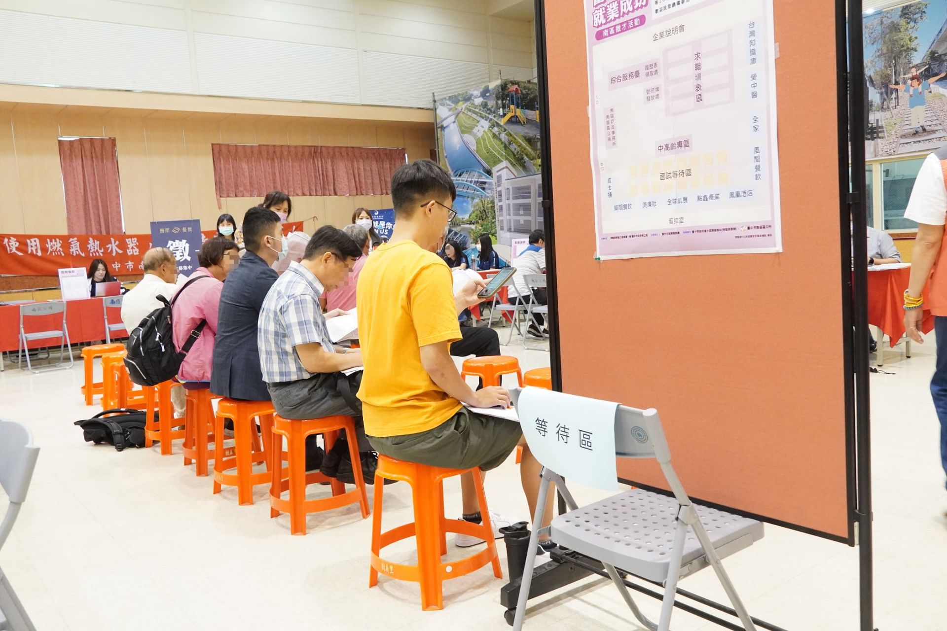 求職民眾依序等待面試