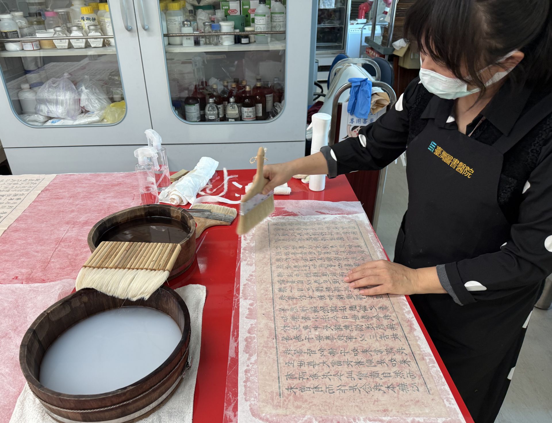 歷經百餘次人力與物力投入，採合作分工與生產線一貫化模式，克服東西方古籍修復技術差異，以專業與慈悲喜捨精神完成修復工作。