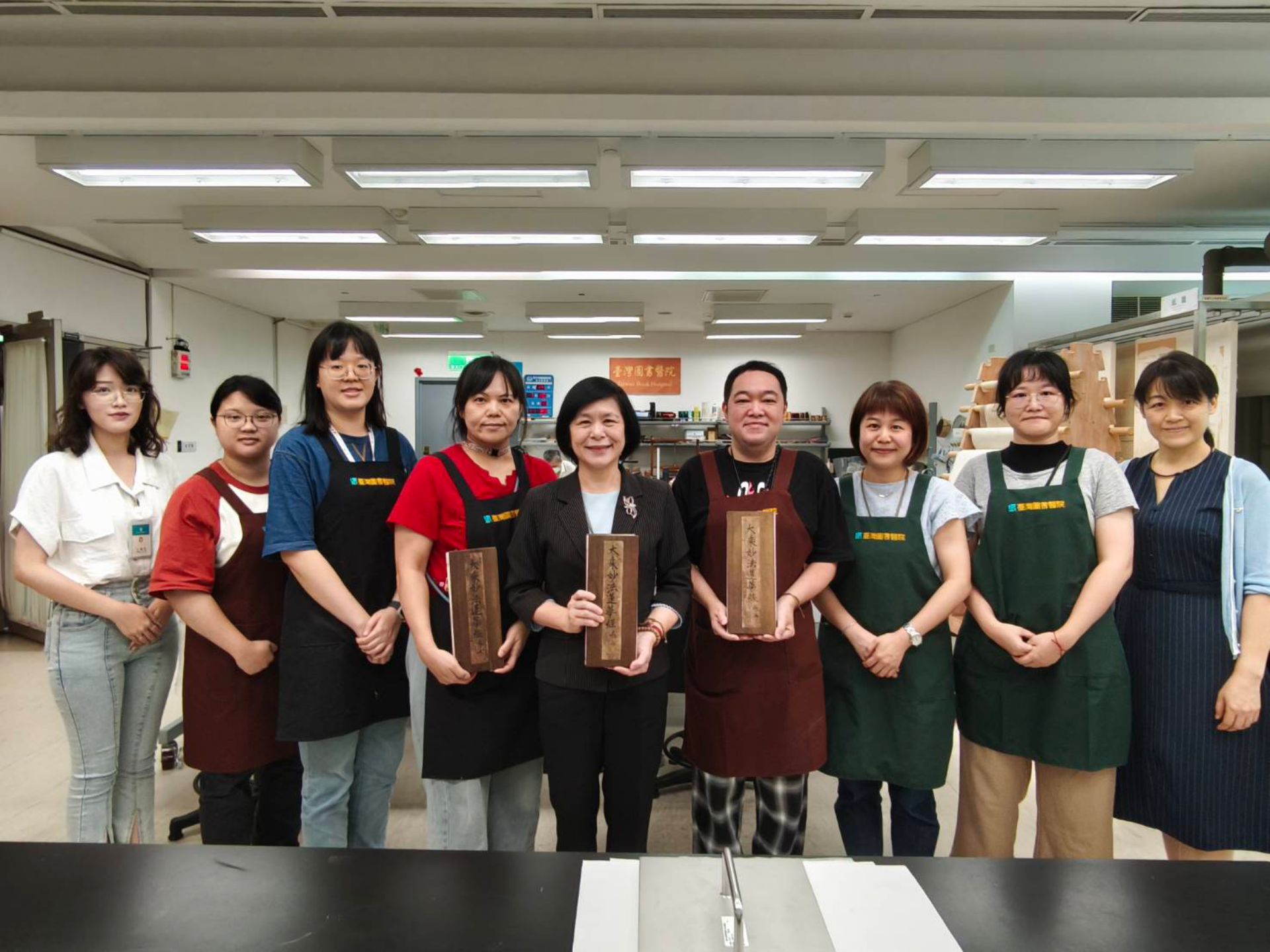 國立臺灣圖書館歷時兩年完成證嚴上人託付修復《法華經》，曹翠英館長(左五)與修復團隊。