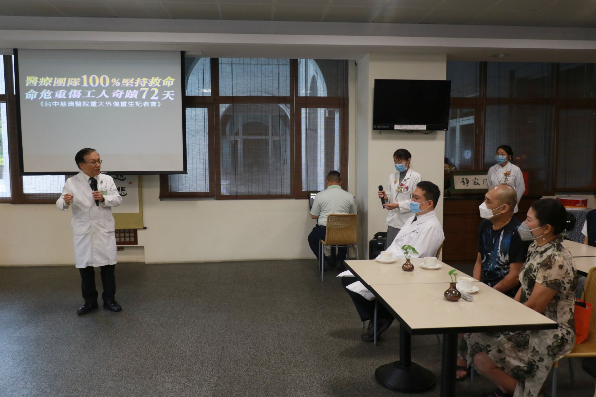 簡守信院長（左）致辭感謝胡先生（右二）與家屬的信任，肯定醫療團隊展現重度級急救責任醫院的整合實力。