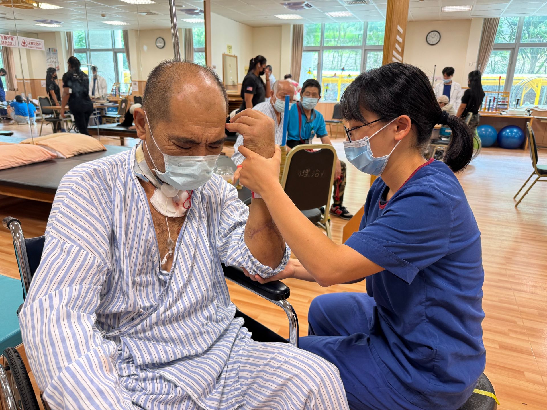復健醫學部物理治療師協助胡先生進行術後功能訓練，助其重拾行動力。