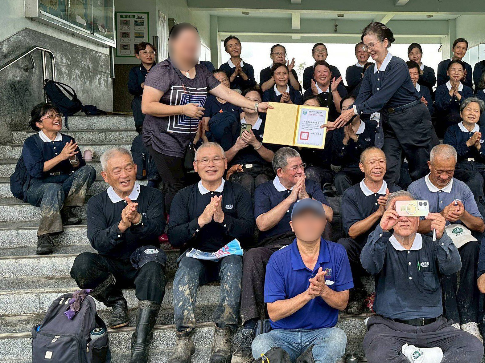 在義竹國中服務21年、現任職該校總務主任的李孟秋，代表校方特別致贈感謝狀。