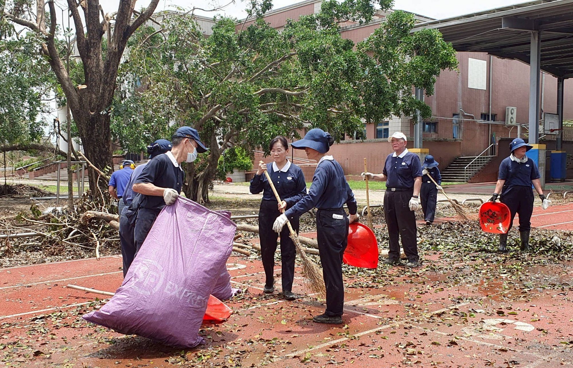 北區慈濟志工南下支援災後校園清掃復原，展現高效行動力，傳遞無私大愛與社會溫暖，眾人協力合作下，校園逐步恢復原貌。
