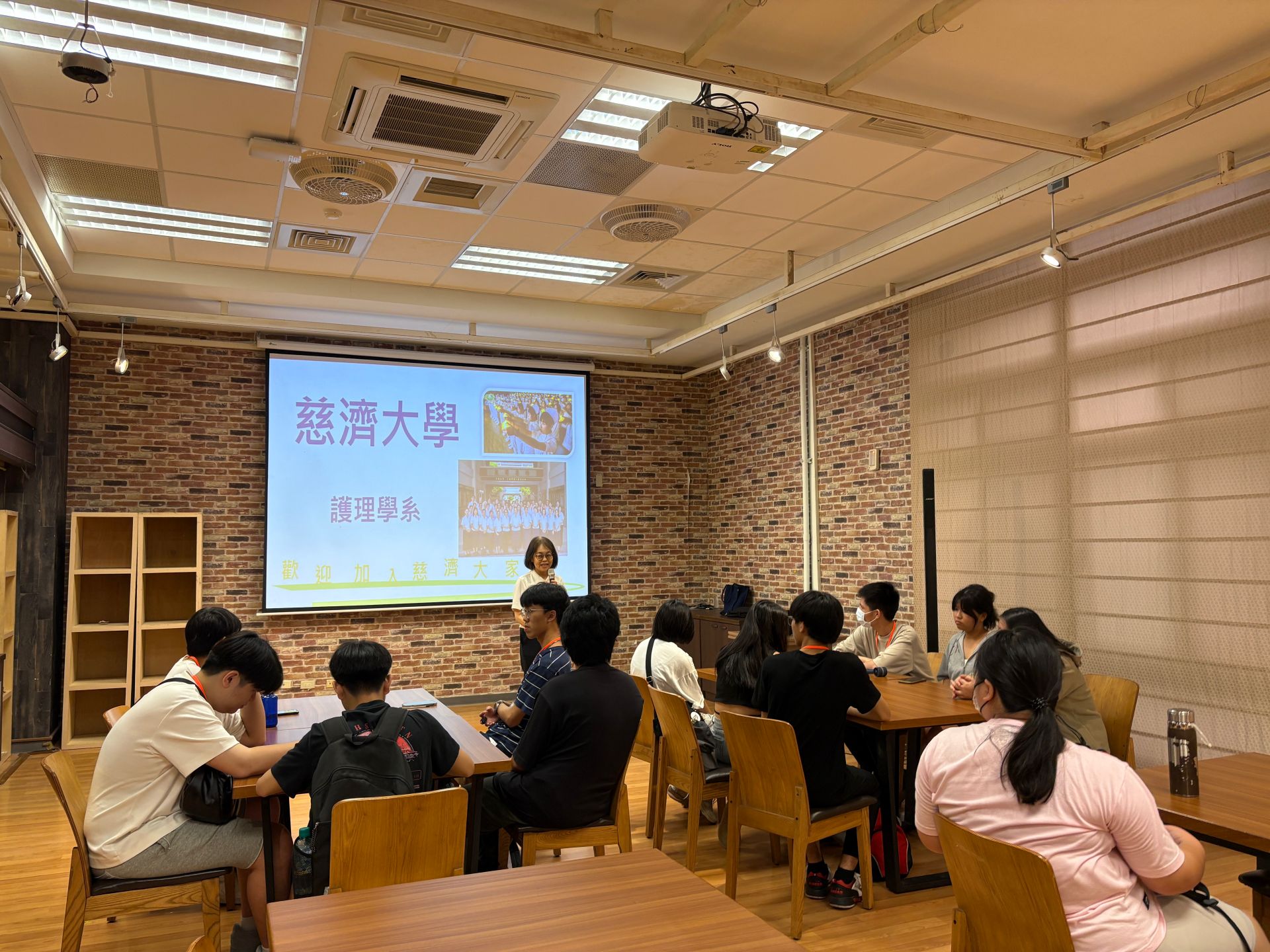 護理系張紀萍主任為同學介紹護理系科