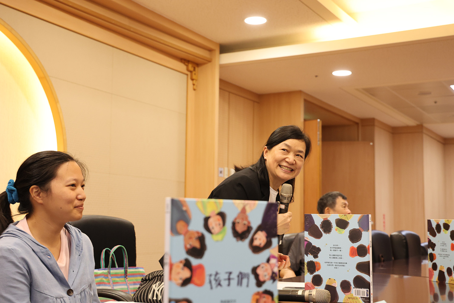花蓮慈濟醫院朱紹盈醫師在花東地區推動閱讀超過15年，今年她創作新書《孩子們》送給花東地區三千多名新生兒。