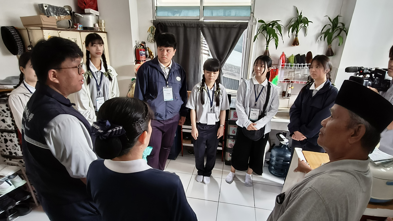 師生前往垂直住宅了解居民生活狀況。