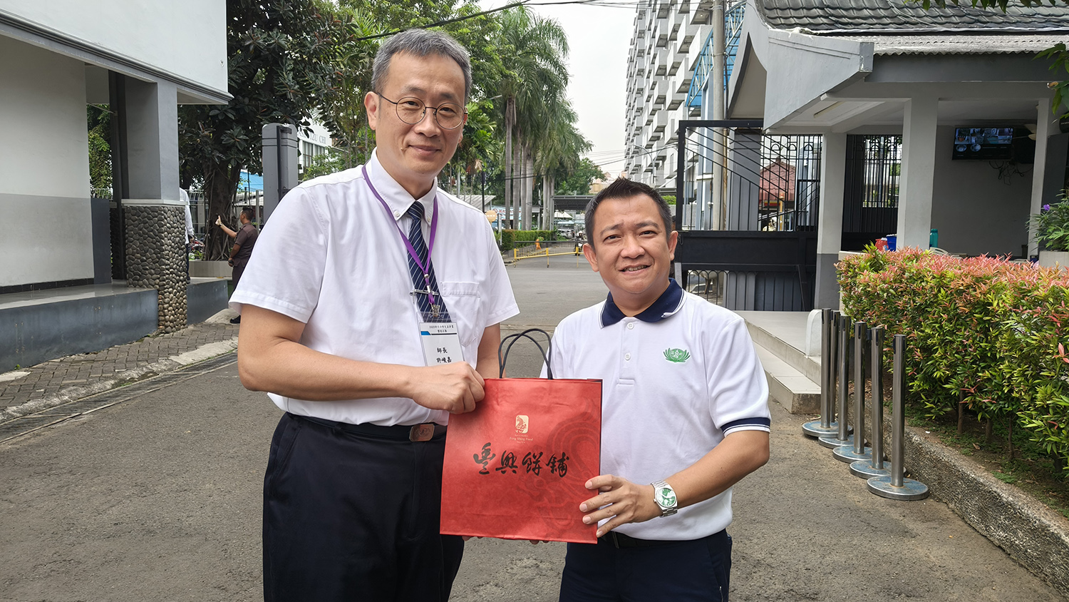 許院長致贈伴手禮給大愛學校代表。