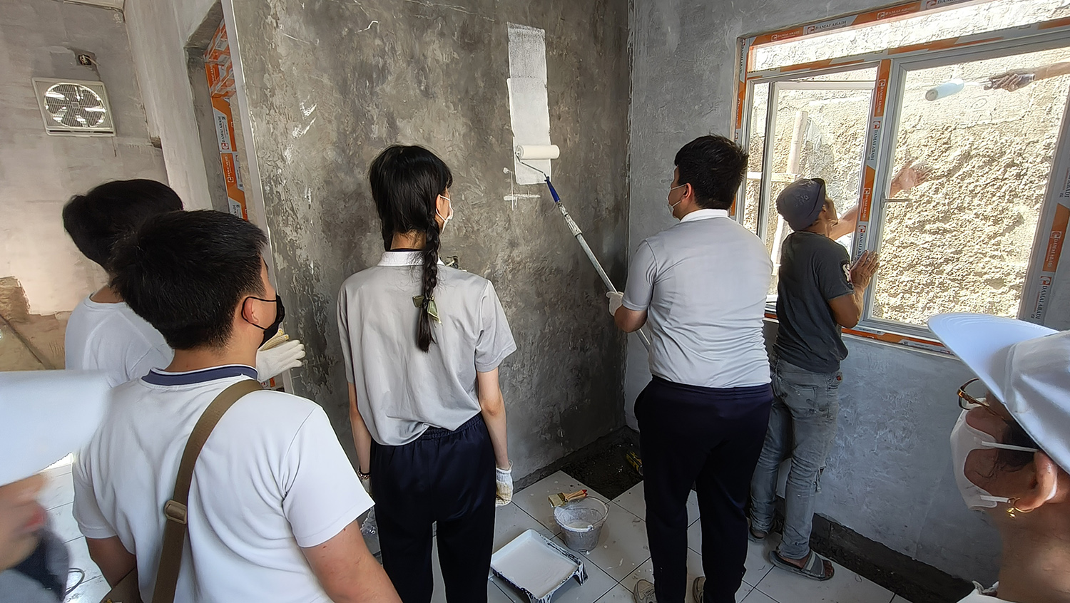學生協助粉刷援建房屋。