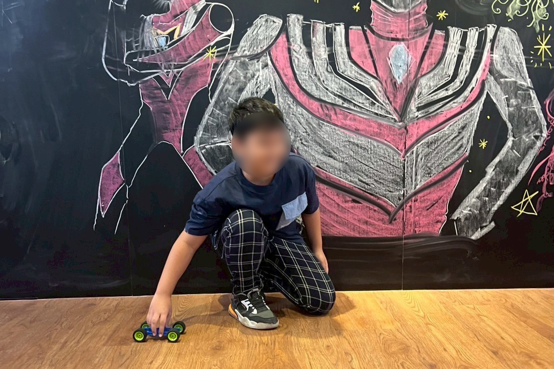 孩子正在測試自己的車能跑多遠!