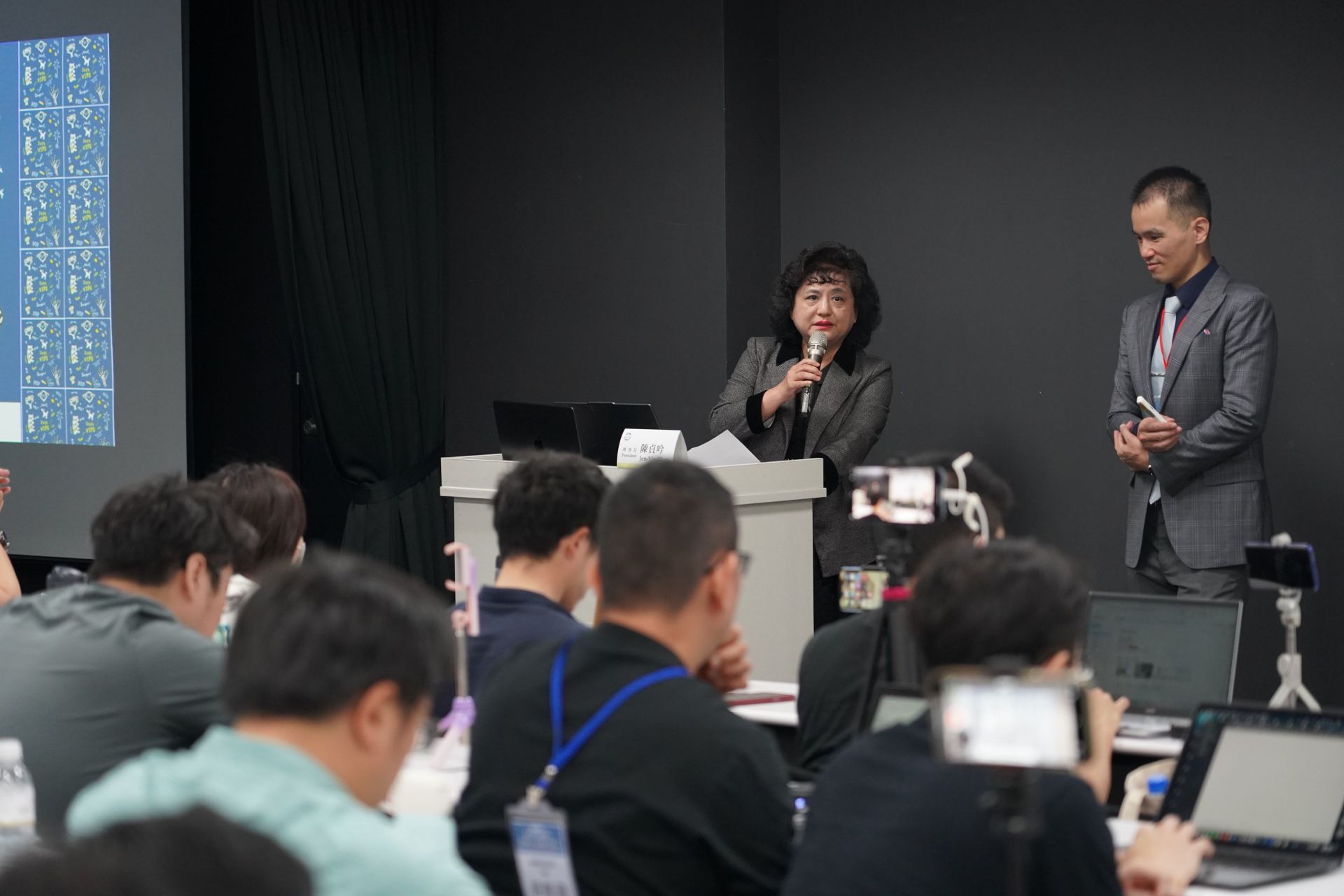 台灣疼痛醫學會理事長陳貞吟（左）期盼透過專家分享與實作訓練結合，推動疼痛醫學朝向精準與整合發展。