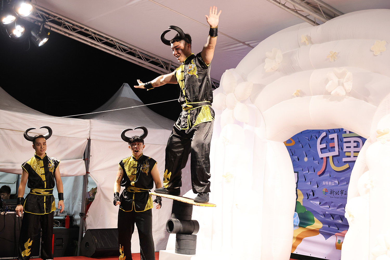 好玩的劇團精彩特技表演。