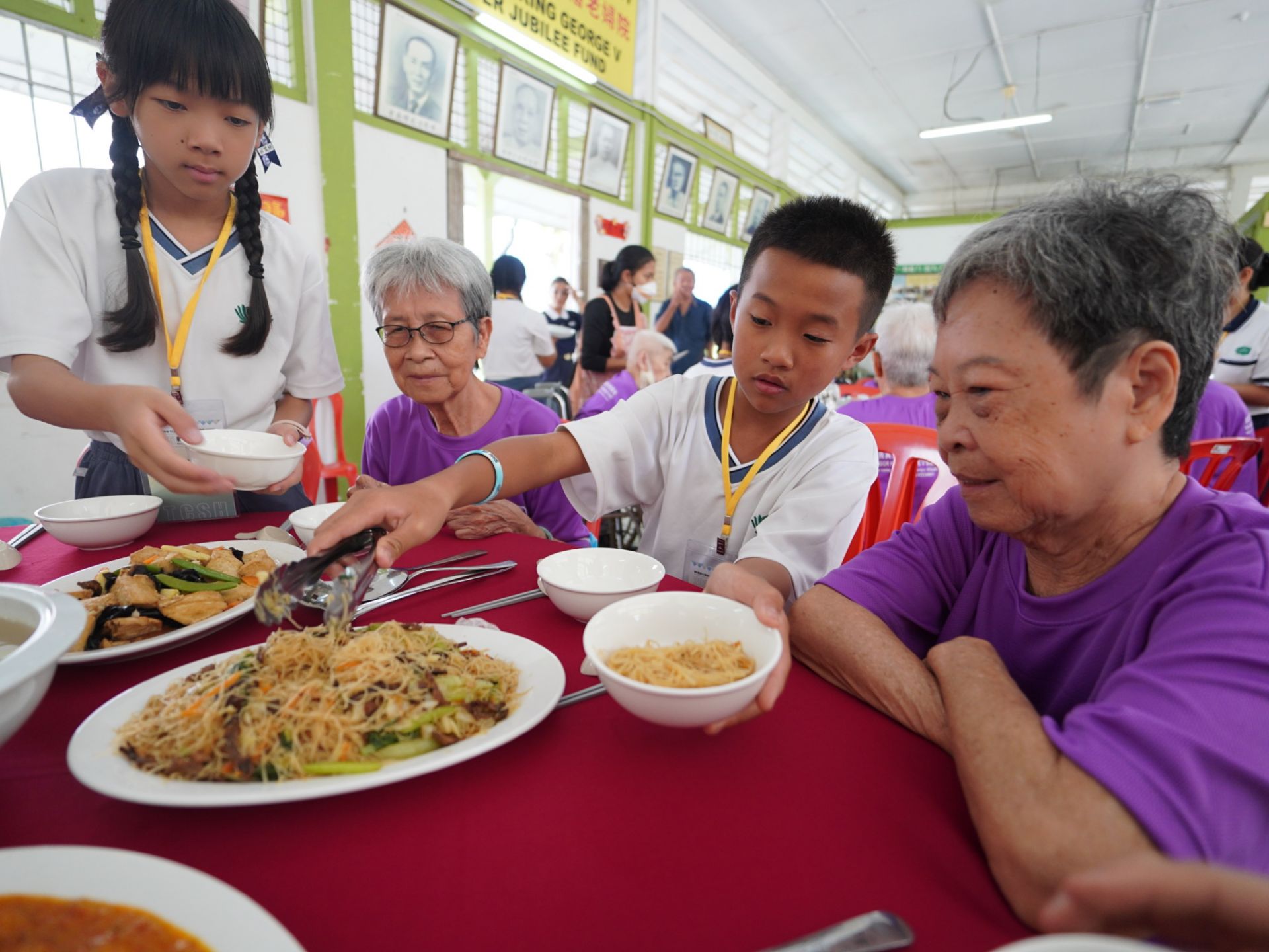 7.孩子細心的婆婆們夾米粉、添菜，讓婆婆嚐嚐來自台灣新竹米粉的好味道。