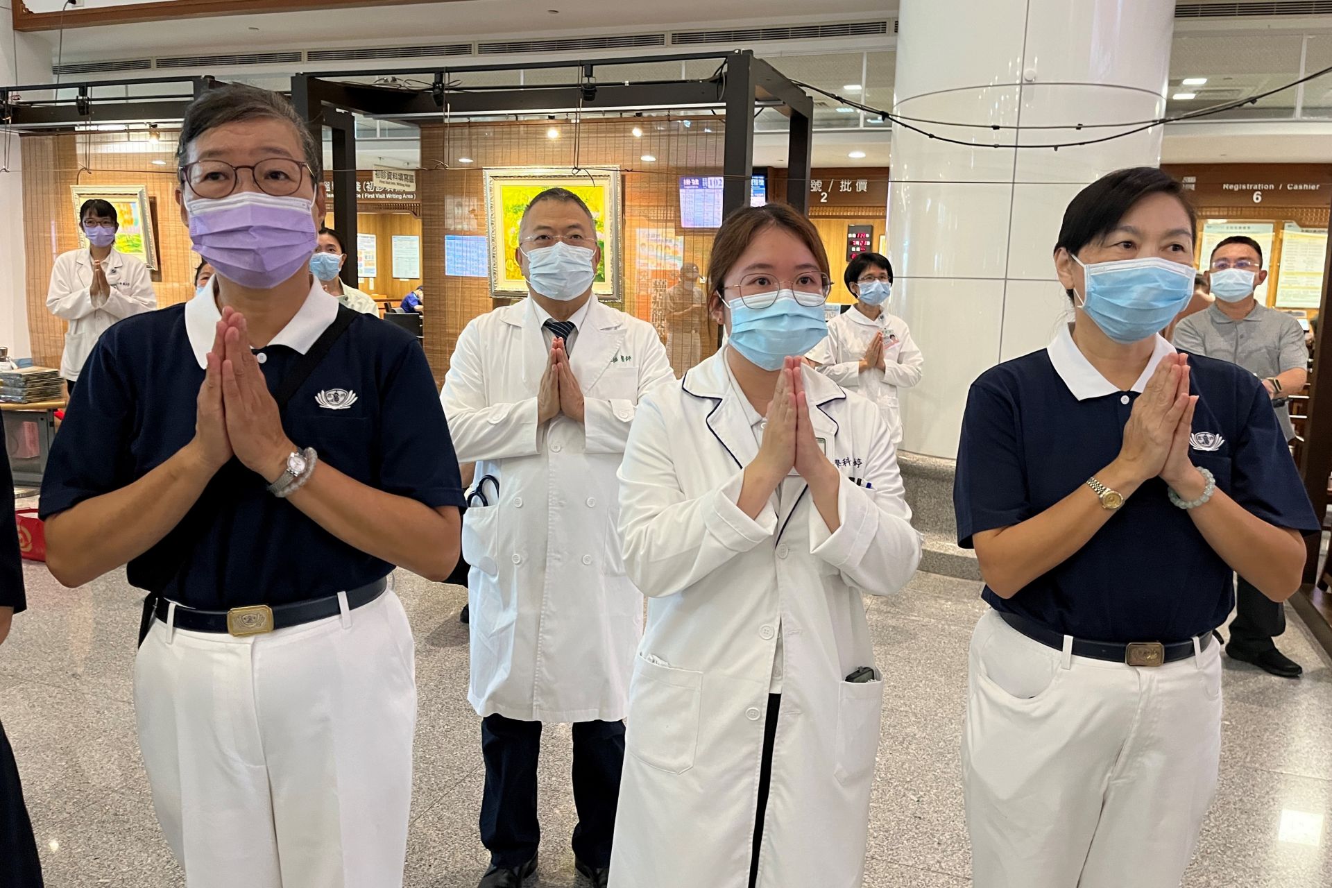醫護與慈濟志工祈福南部災民早日恢復。