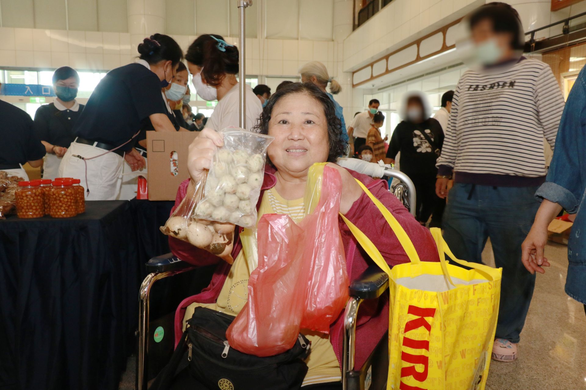田小姐認為惜福市集能買、又能幫助災民很有意義的活動。