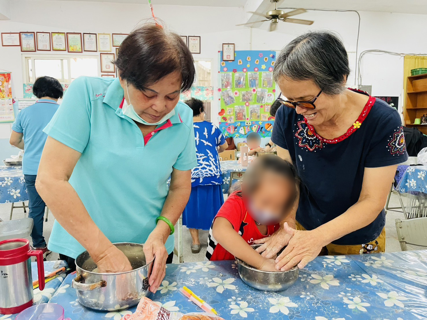 伊甸邀請社區長輩與慢飛天使一起料理，促進代間互動