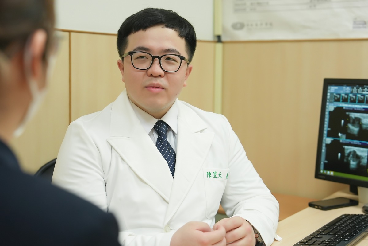 陳昱天醫師看診示意照。