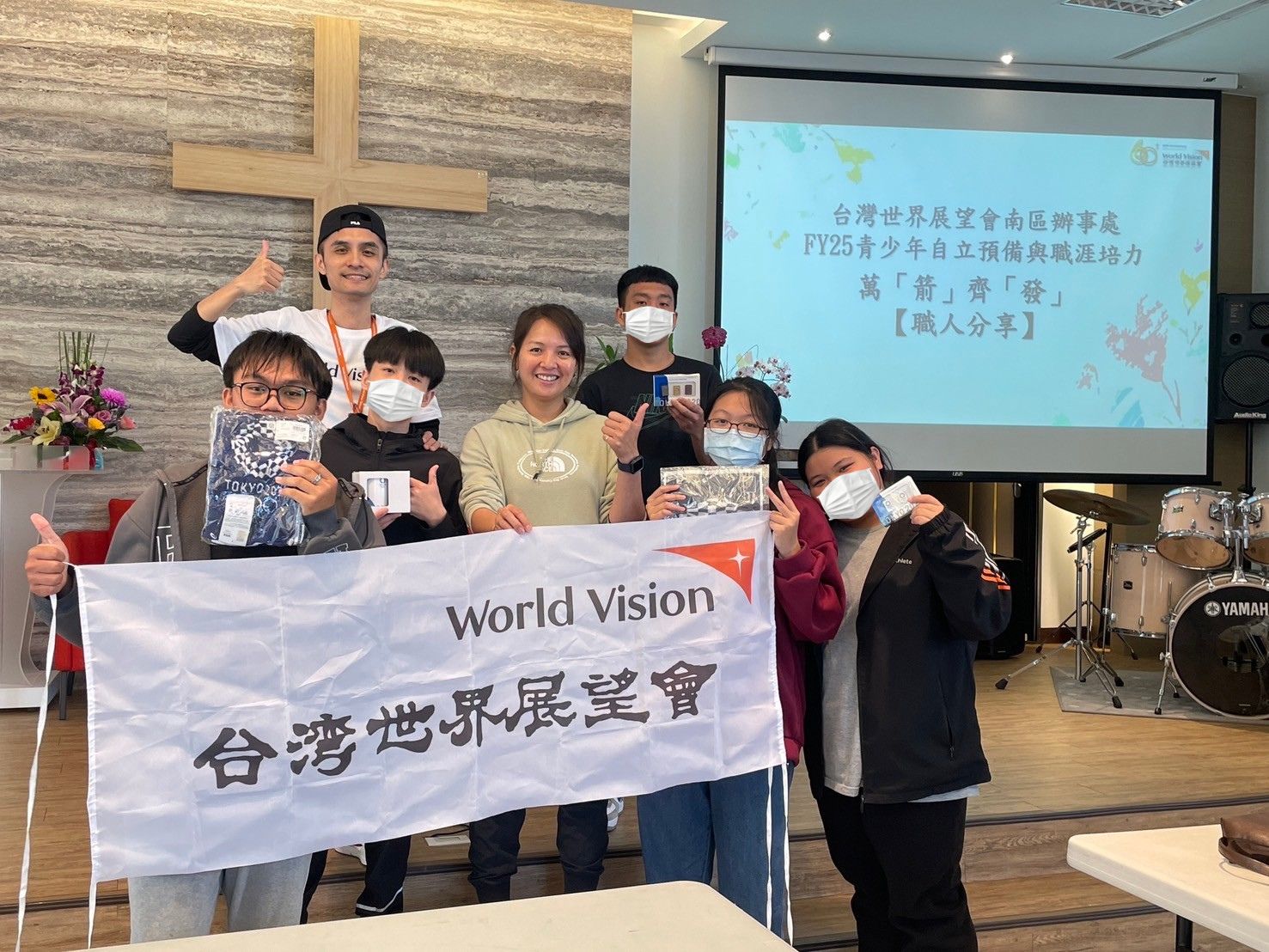 展望會服務兒少與奧運國手林佳恩合照