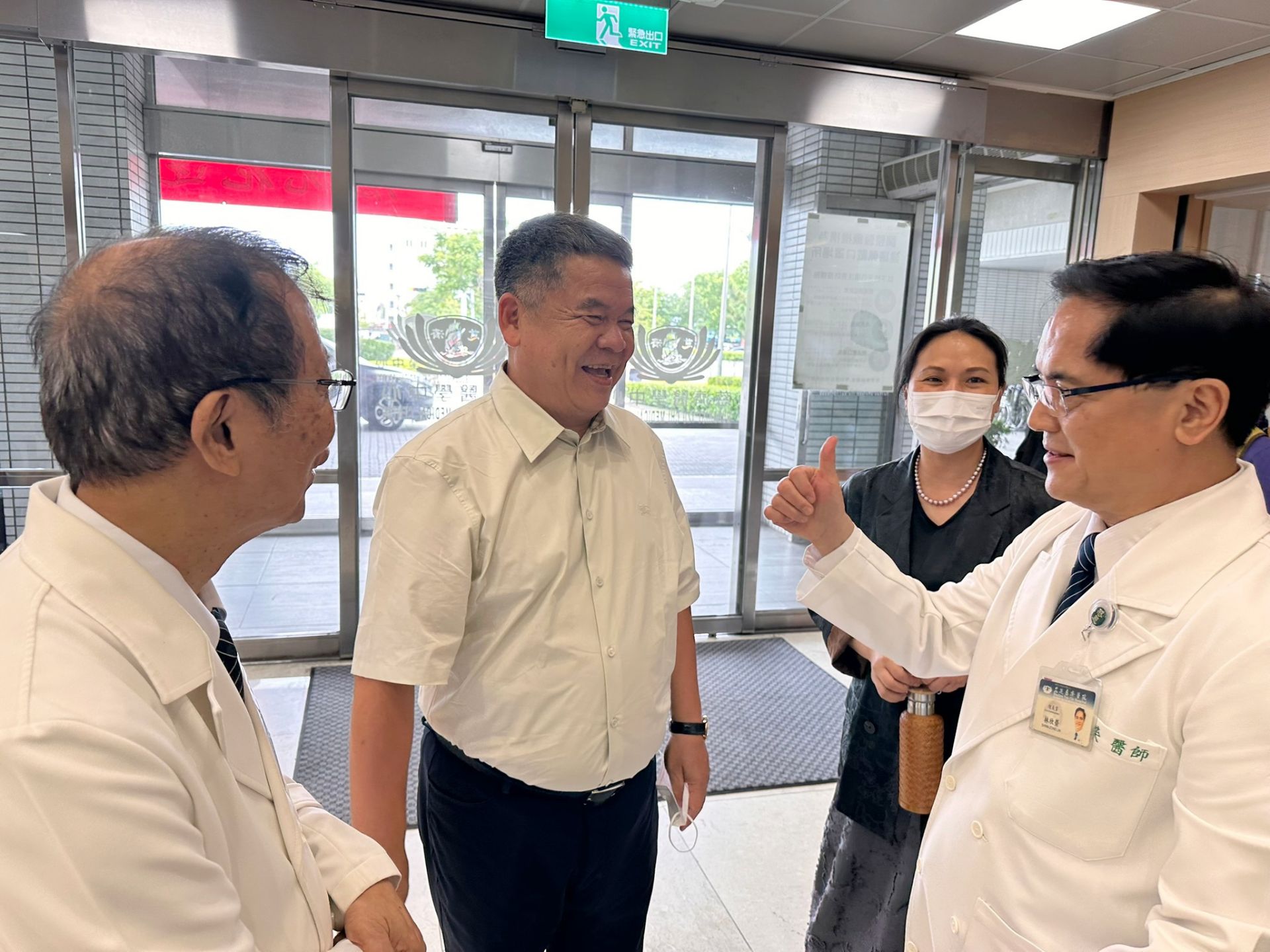 「宏潤生技」董事長陳衫潤(左二)是台南企業家，她偕同夫人到花蓮慈院回診，感恩慈院為南臺灣發起的募心募愛活動因此慷慨解囊。右一為林欣榮院長、左一為吳彬安副院長