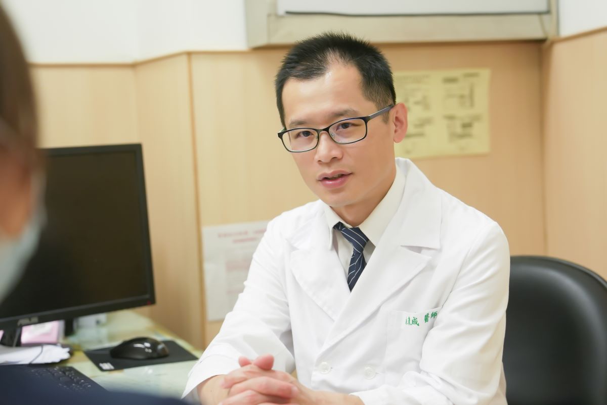 施秉成主任看診示意照。