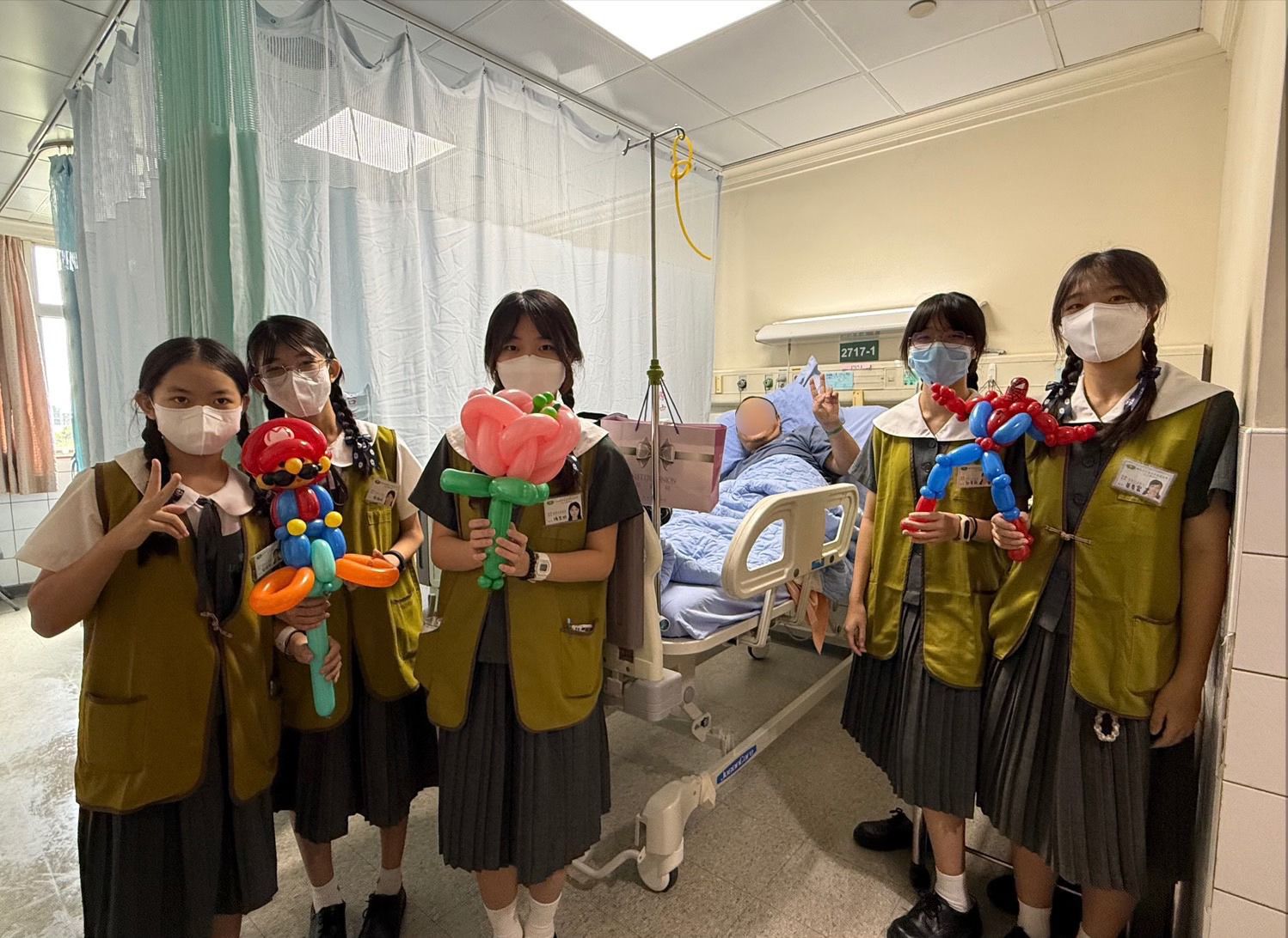 住院的街頭藝人「巫大哥」為人開朗，分享折氣球才能，帶著學生一同動手摺出希望與歡樂