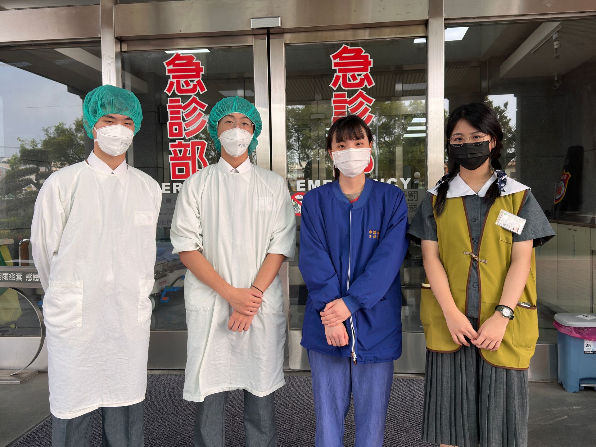 臺南慈中畢業校友，目前是大林慈院急診室護理師，撥空前來探望關心，並為解答有關護