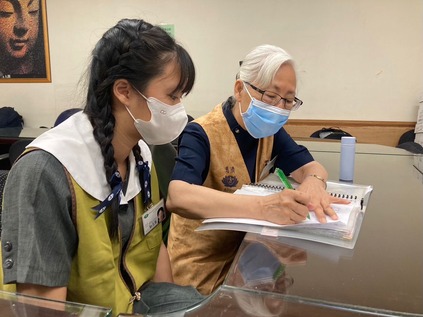 學生做醫院志工不孤單，有師姑、師伯手把手的陪伴指導。