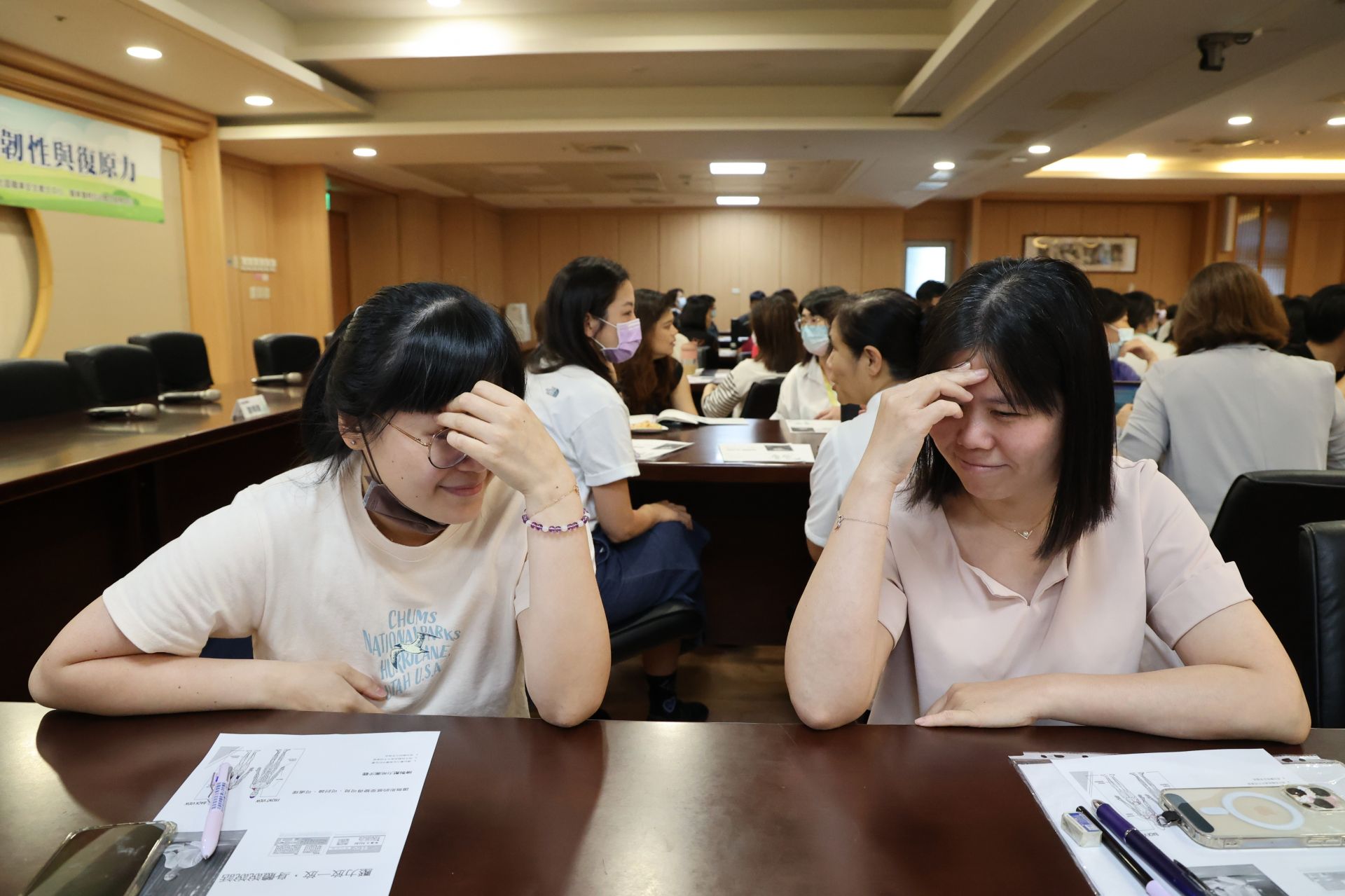 學員在鏡像遊戲中，專注觀察與連結，一人擔任引導者，一人扮演鏡子。