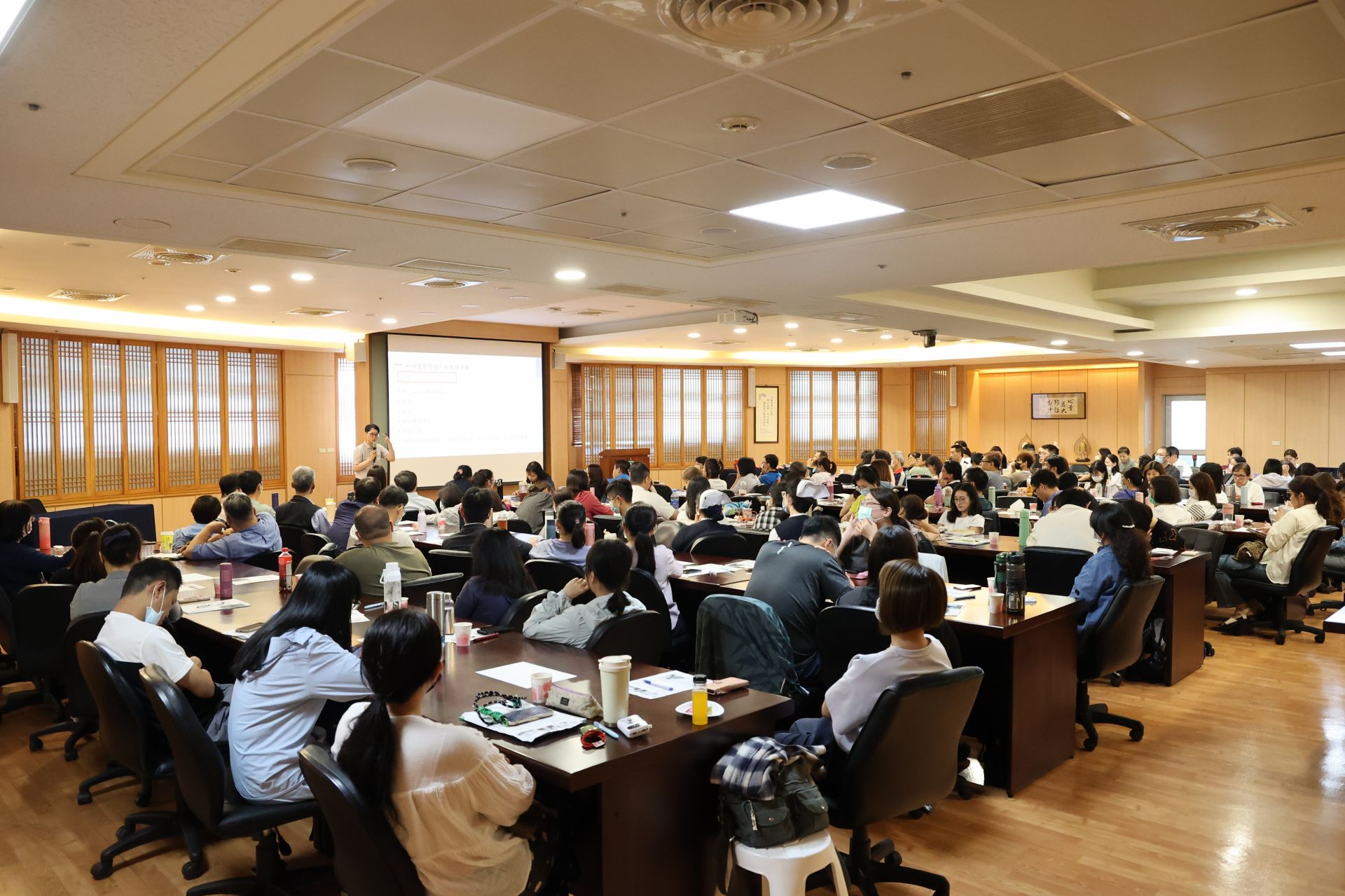 陽明交通大學附設醫院劉宛瑜心理師進行「情緒覺察與調適」課程，幫助學員釐清壓力來源與應對策略。