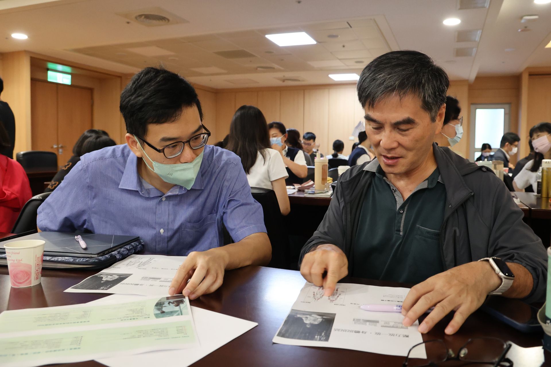花蓮慈院中西醫合療研究發展中心中醫教育中心主任龔彥綸(左)與學員在分組活動中，討論壓力在身體中的感覺。