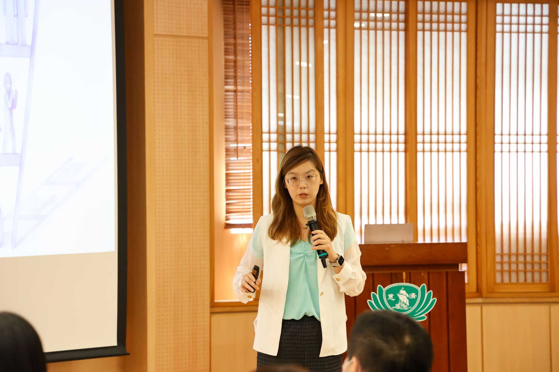 銘心身心診所張瓊文心理師以「壓力放一放，身體說說話」為目標，以及心理劇體驗，引導學員透過肢體、感官與職場常見場景，重新連結情緒與身體感受。