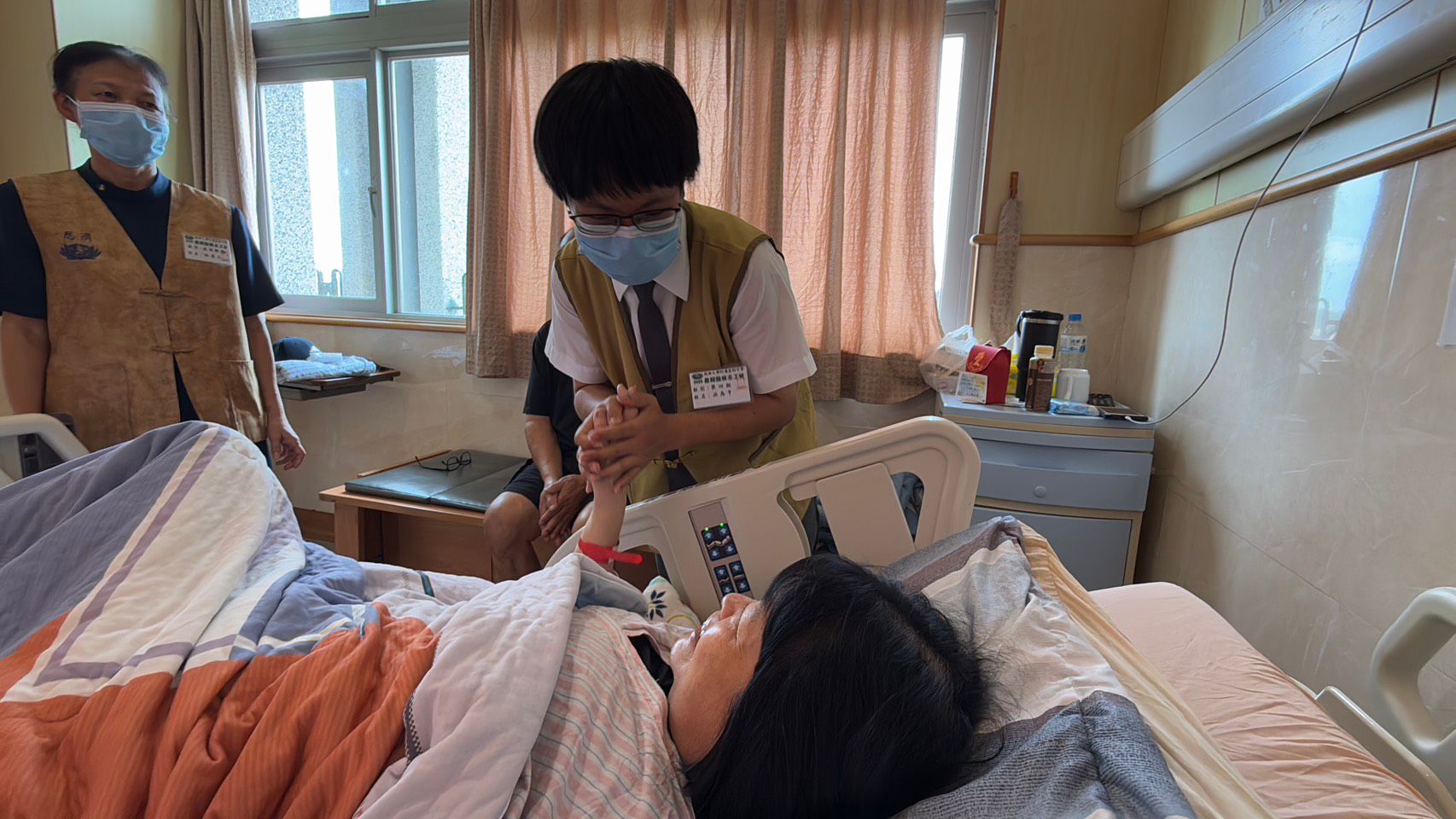 在師姑師伯的陪伴引導下，貼近病患與家屬，感受生命走入生命體悟