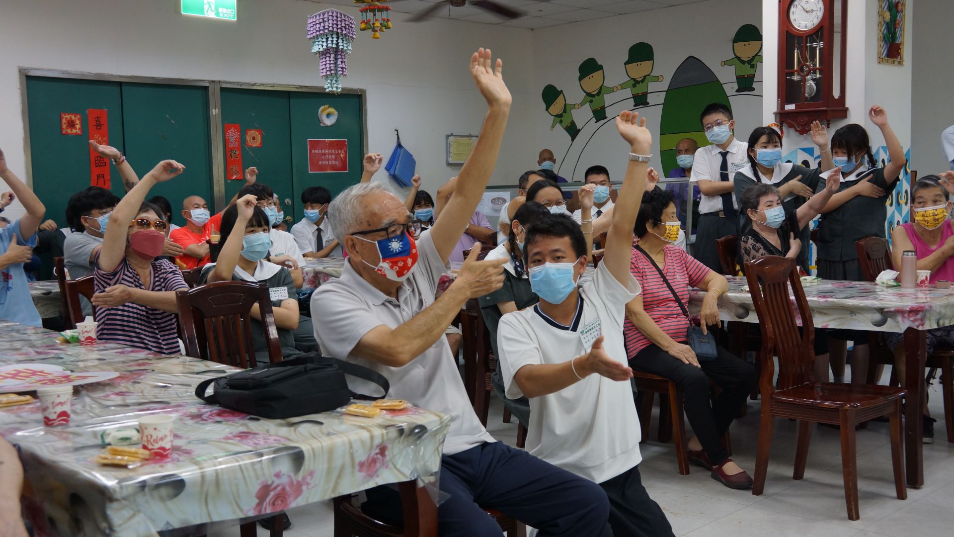 學員們走入花蓮榮民之家，為長輩們獻上歌聲、遊戲與手作，傳遞關懷與溫暖
