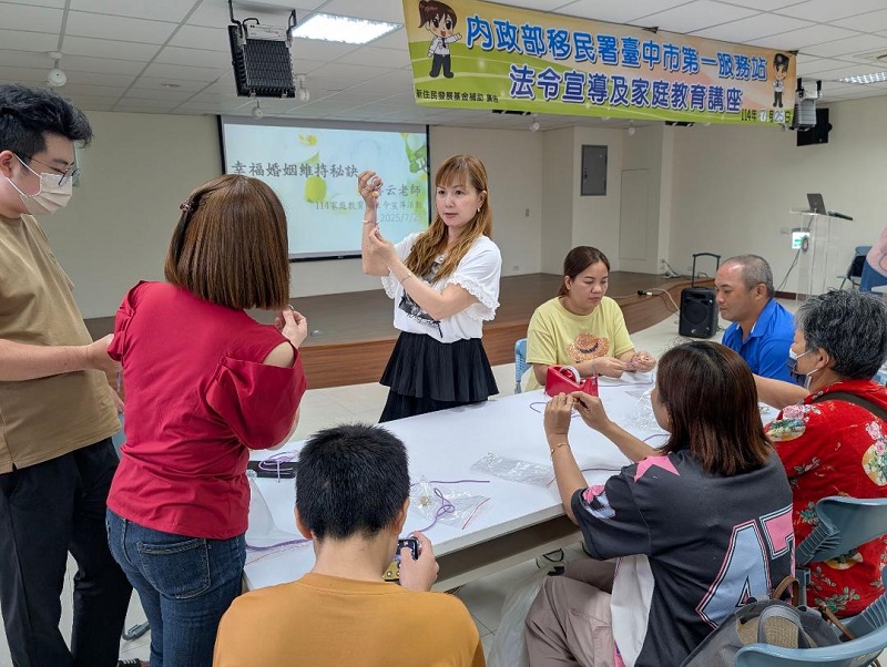 新住民多元文化講師龐善云為學員們講解人偶吊飾製作步驟。