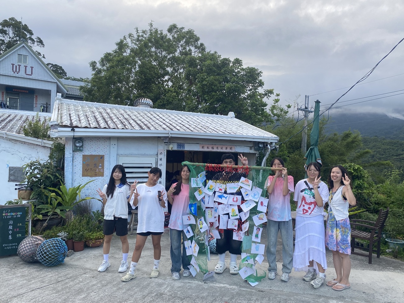 海廢滔滔工作室與海洋創作社的孩子於海廢市集合影