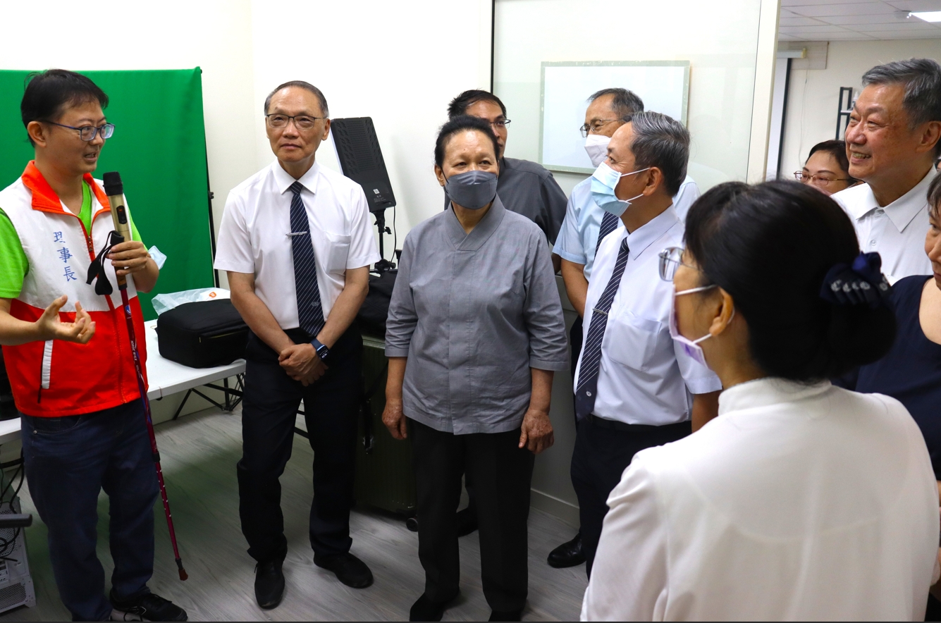 無礙玩家協會理事長賴志銘導覽各空間規劃。