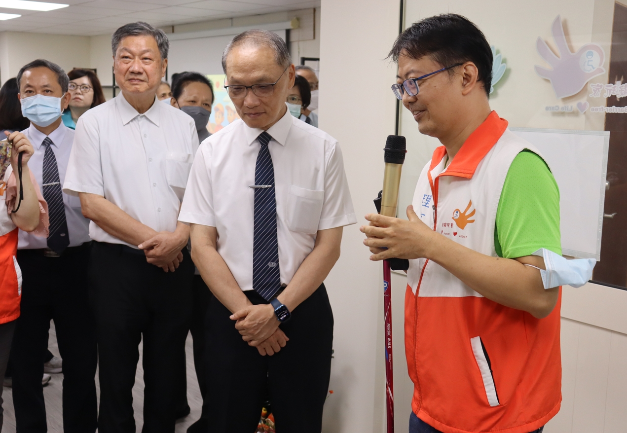 無礙玩家協會理事長賴志銘(右一)、慈濟基金會執行長顏博文(右二)、慈濟基金會慈發處主任呂芳川(右三)。