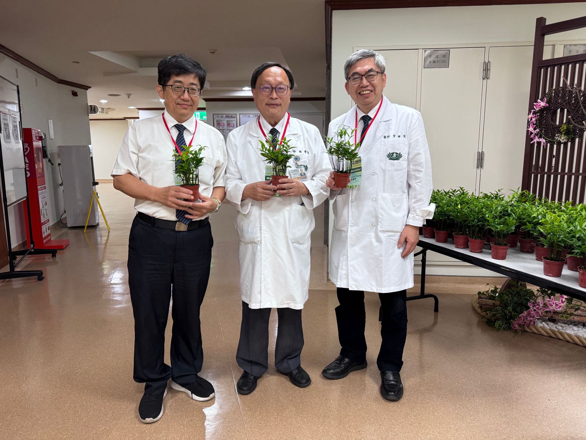 研討會後，主辦單位贈與每位參與人員小盆栽，象徵綠色行動從個人做起。